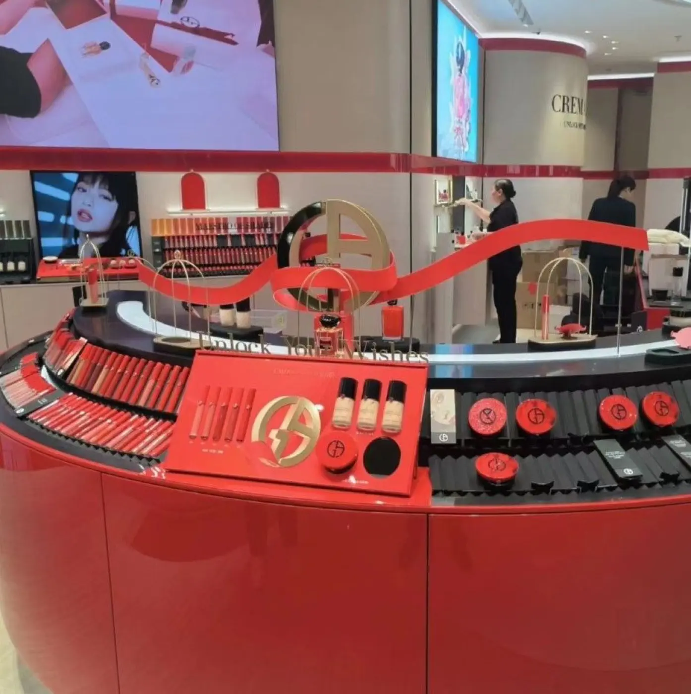 连续展示产品的旋转展示柜