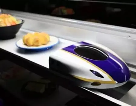 寿司火车(Kaiten)车厢载有菜肴