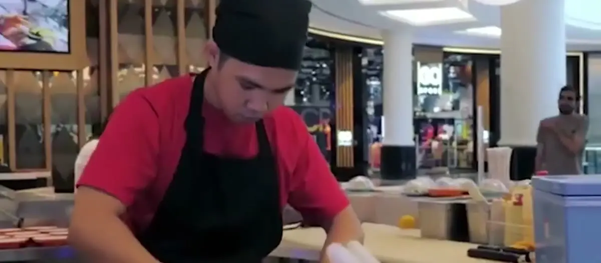 带有 kaiten 系统的餐厅的吧台厨师