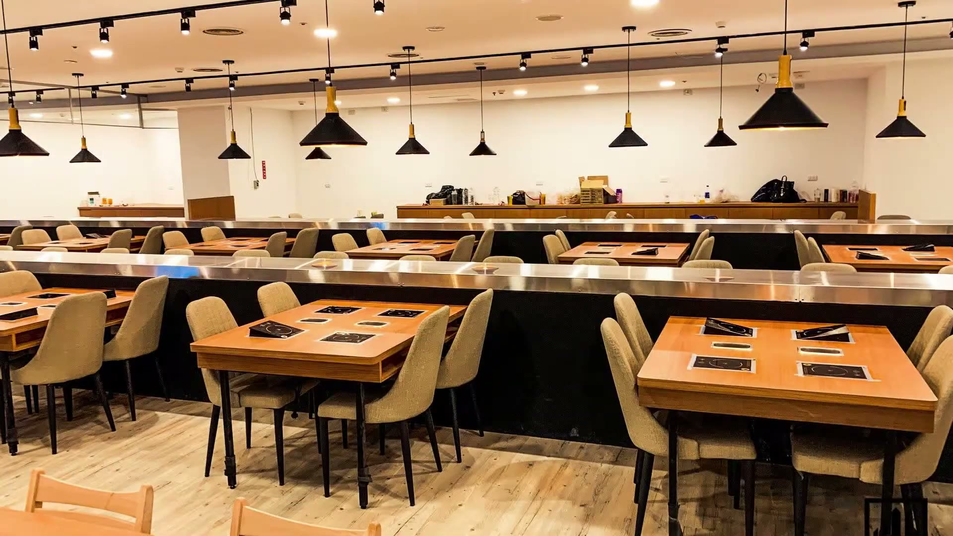 Sala di un ristorante servita da nastro magnetico