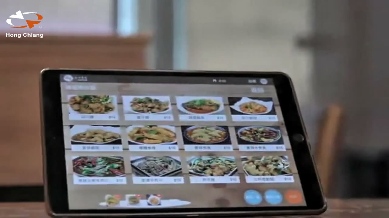 Ordinazione al tavolo da tablet con il menu illustrato